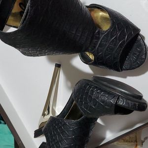 2B bebe black and gold Trisha heels size 7